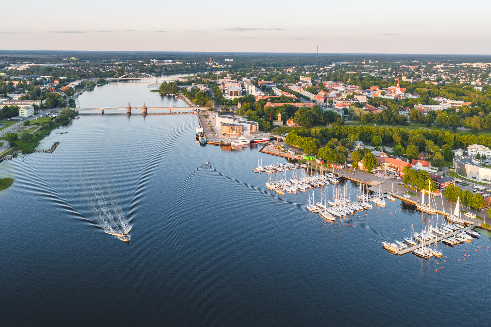   Reedel, 6. septembril kohtusid Pärnus Soome lennundusettevõtte Redstone Aero esindajad ning Pärnumaa turismiettevõtjate ühisorganisatsiooni MTÜ Destination Pä