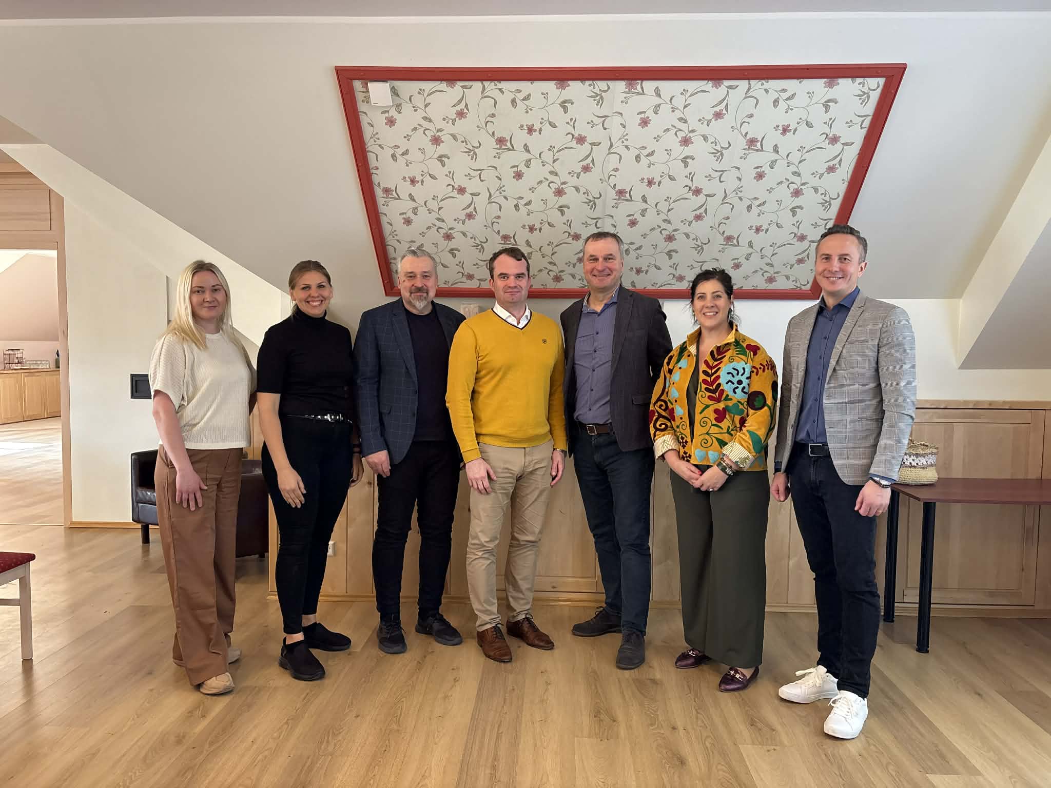 Pildil Destination Pärnu MTÜ uus juhatus (vasakult): Helen Huberg, Kadi Ruumet, Andrus Aljas, Kari Maripuu, Jaan Ratnik, Margit Toodu, Margus Randmäe. Pildilt p